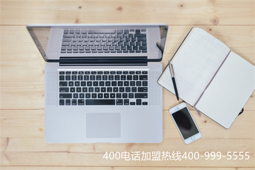 桌上放有筆記本電腦、筆記本、筆及手機